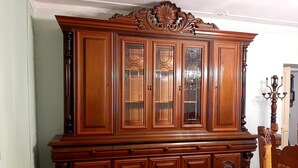 A large wooden cabinet with glass doors and decorative carvings. - 2 bedroom private vacation home in Fresonara (Fresonara)