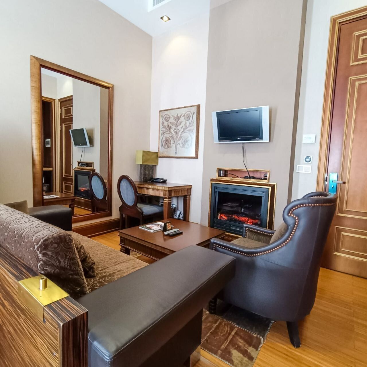 Comfort-Doppelzimmer | Wohnbereich | 140-cm-Smart-TV mit Digitalempfang