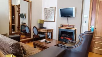 Comfort-Doppelzimmer | Wohnbereich | 140-cm-Smart-TV mit Digitalempfang