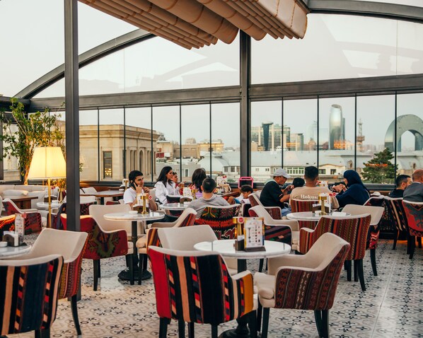 2 من المطاعم؛ يتم تقديم الإفطار، والغداء، والعشاء 