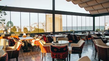 2 restaurantes; se sirven desayunos