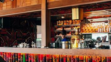 2 restaurants; breakfast, lunch and dinner served