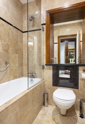 Classic Double or Twin Room | Bathroom | Free toiletries, towels - Schull Harbour Hotel (Schull)