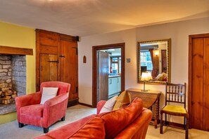 TV, fireplace - Clematis Cottage (Stogursey)