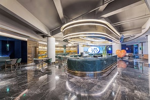 A modern lobby with a marble floor, a reception desk, and a digital screen. - Manxin Hotel Zhangjiagang Jingang Avenue Pedesrian (Suzhou)
