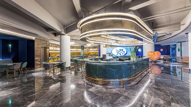 A modern lobby with a marble floor, a reception desk, and a digital screen. - Manxin Hotel Zhangjiagang Jingang Avenue Pedesrian (Suzhou)