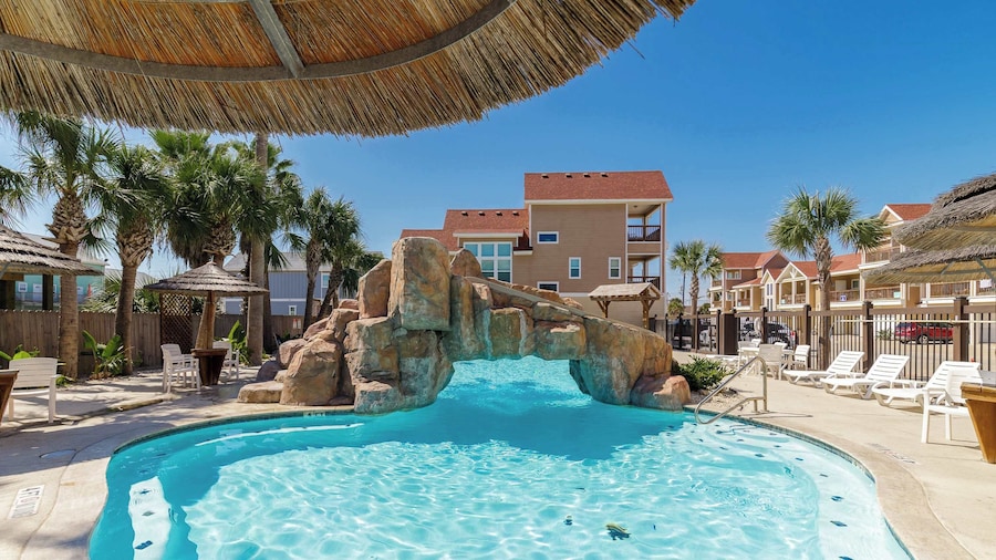 Fun 4 Bedroom Resort Pool Sleeps 12