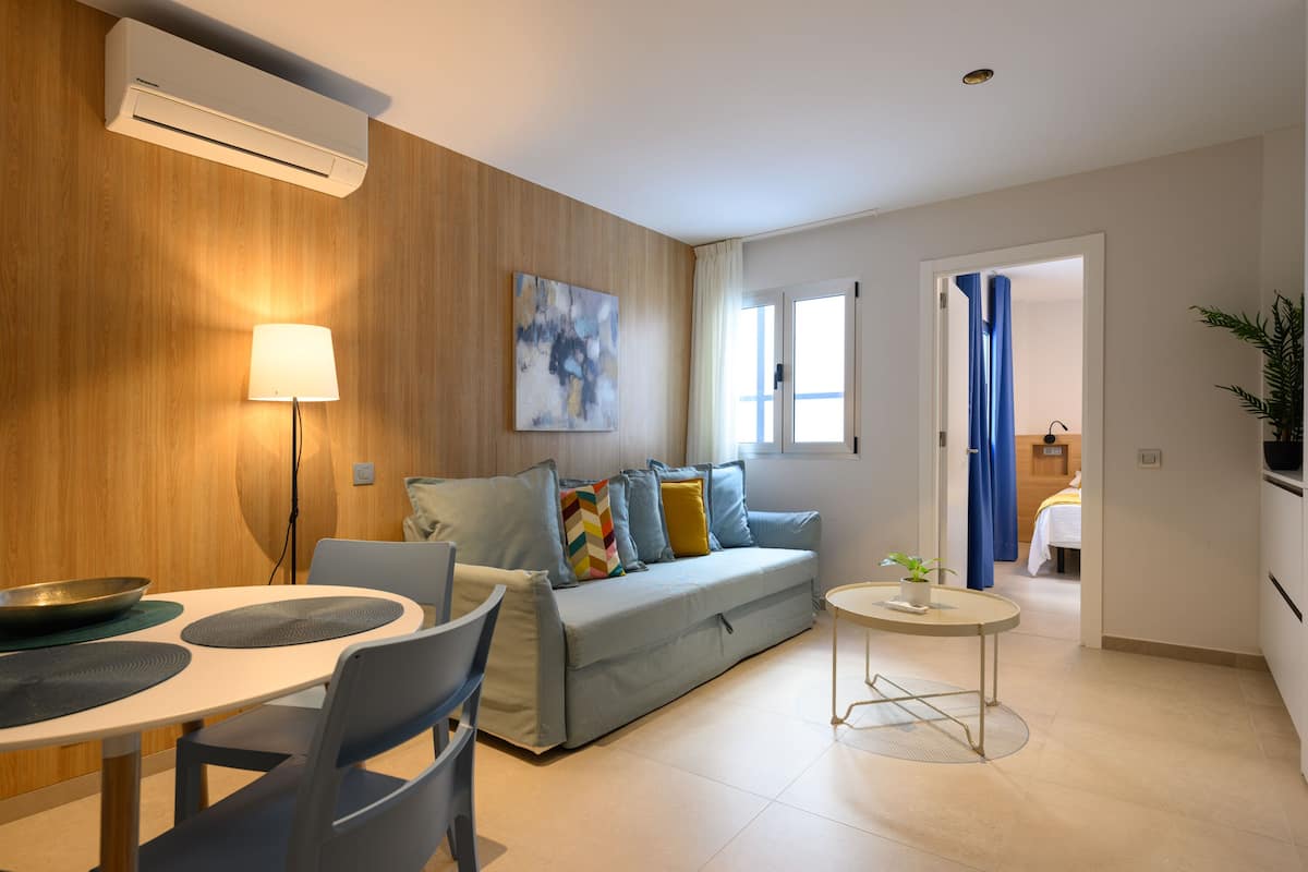 1 habitación, escritorio y espacio para trabajar con laptop