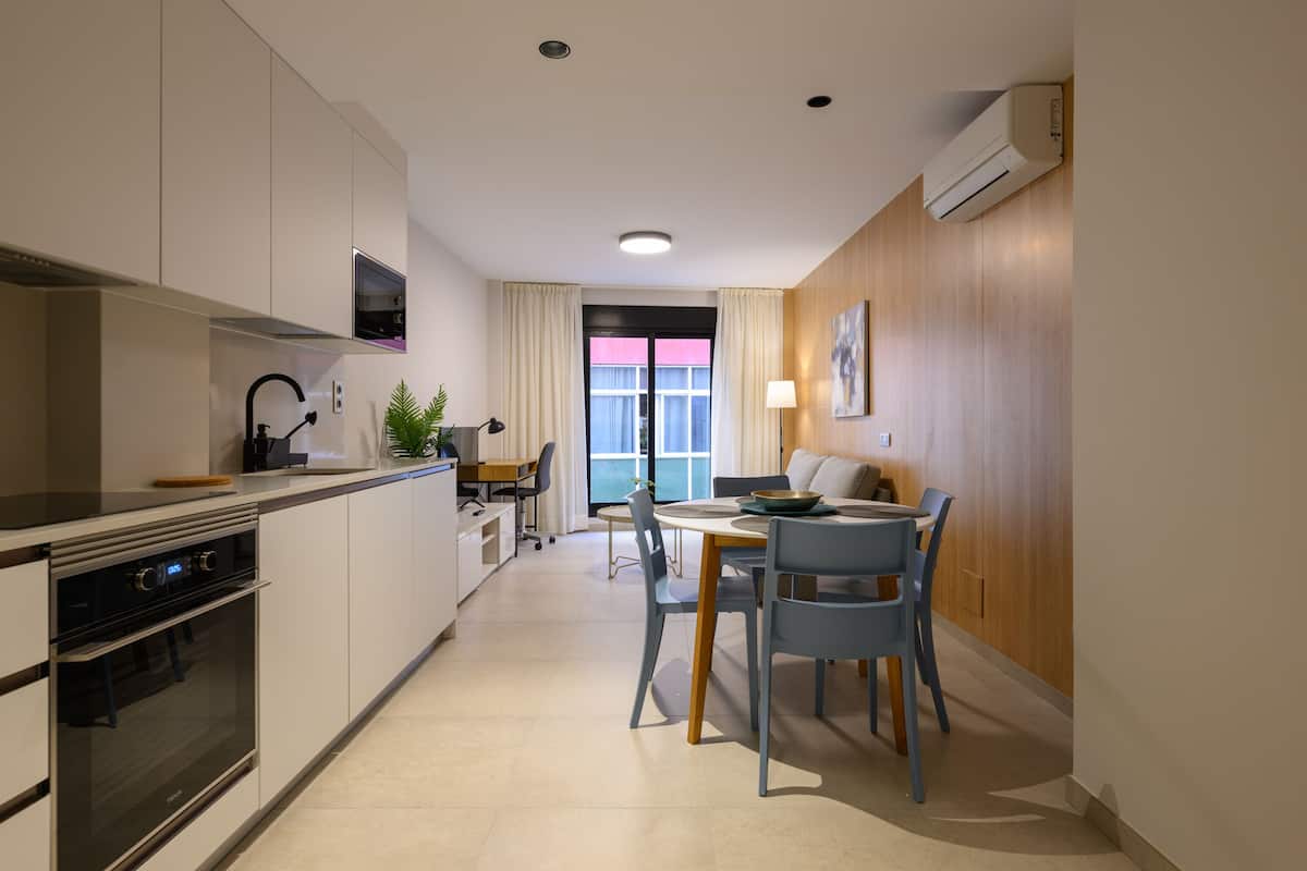 1 habitación, escritorio y espacio para trabajar con laptop
