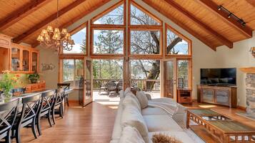 House, Multiple Beds, Patio, Mountain View (Fir Haven) | Living area | TV, fireplace