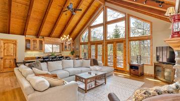 Rumah, Beberapa Tempat Tidur, patio, pemandangan gunung (Fir Haven) | Area keluarga | TV dan perapian