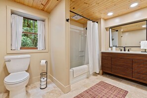 Hair dryer, towels, soap, shampoo - The Tea House at Connestee Falls (Brevard)