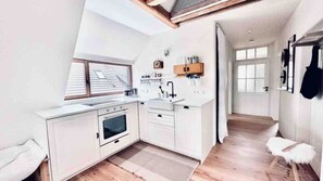 Fridge, oven, stovetop, dishwasher