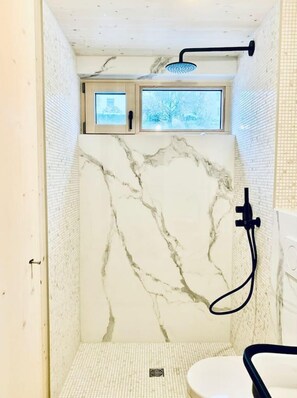 Dusche, Haartrockner, Handtücher, Seife