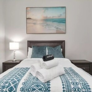 5 bedrooms, iron/ironing board, WiFi, bed sheets - Your home away from home.  (Richmond)