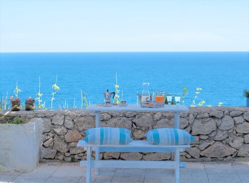 Maison en pierre avec vue mer encroyable (B)