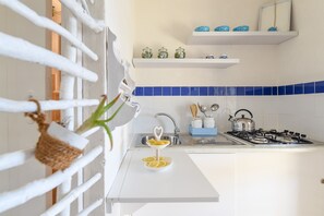 Réfrigérateur, bouilloire électrique, grille-pain