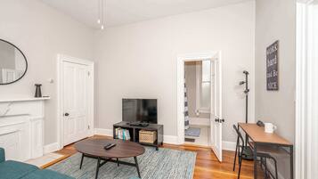 Kondominium, 1 Tempat Tidur Queen, balkon | Area keluarga | TV