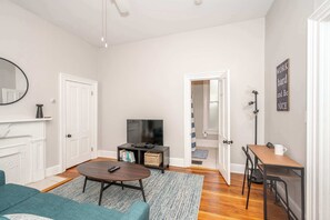 公寓式客房, 1 张大床, 阳台 | 起居区 | 电视