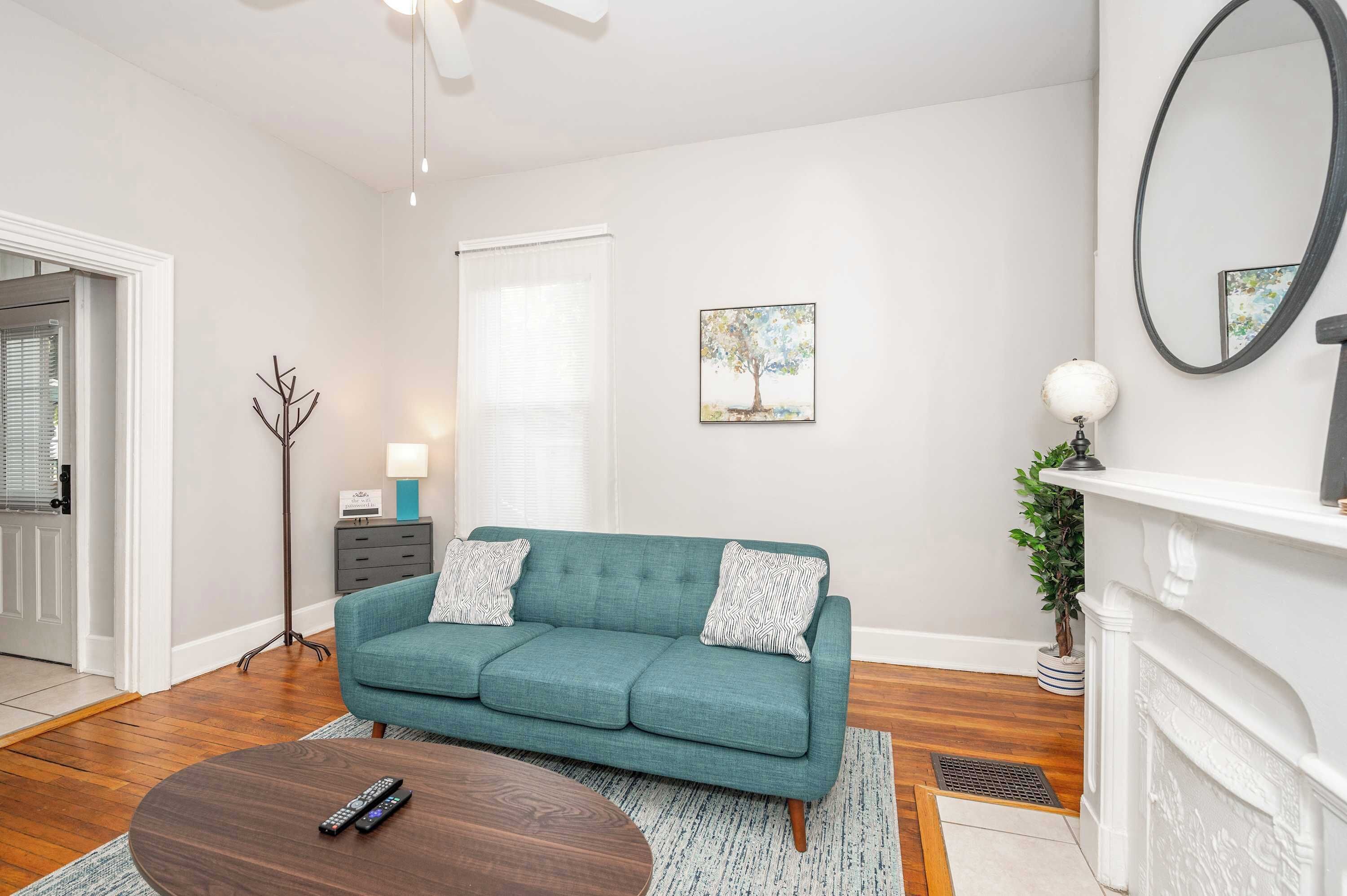 Condo, 1 Queen Bed, Balcony | Living area | TV