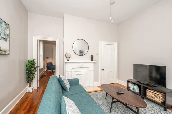 Apartamento, 1 cama de matrimonio, balcón | Zona de estar | Una televisión