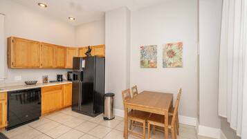 Condo, 1 Queen Bed, Balcony | Dining