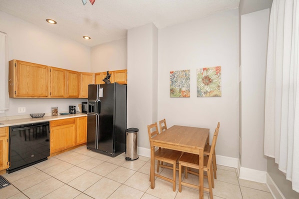 Appart'hôtel, 1 grand lit, balcon | Restauration