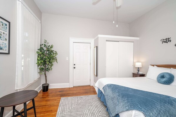 Kondominium, 1 Tempat Tidur Queen, balkon | 1 kamar tidur dan didekorasi berbeda-beda