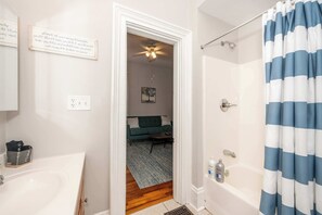 Appart'hĂŽtel, 1 grand lit, balcon | Salle de bain | Serviettes fournies, papier toilette