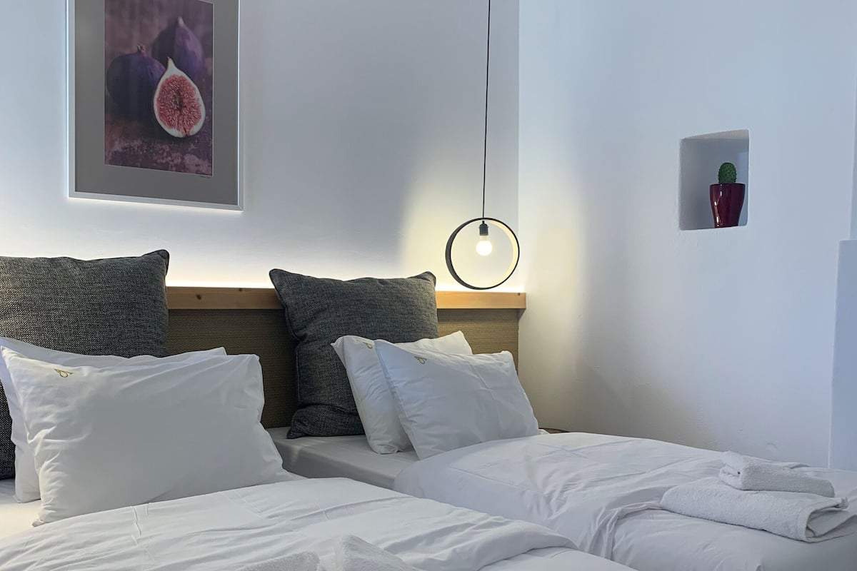 Quarto casal ou duplo conforto, vista para a piscina | Roupas de cama premium, cofres nos quartos, quartos à prova de som