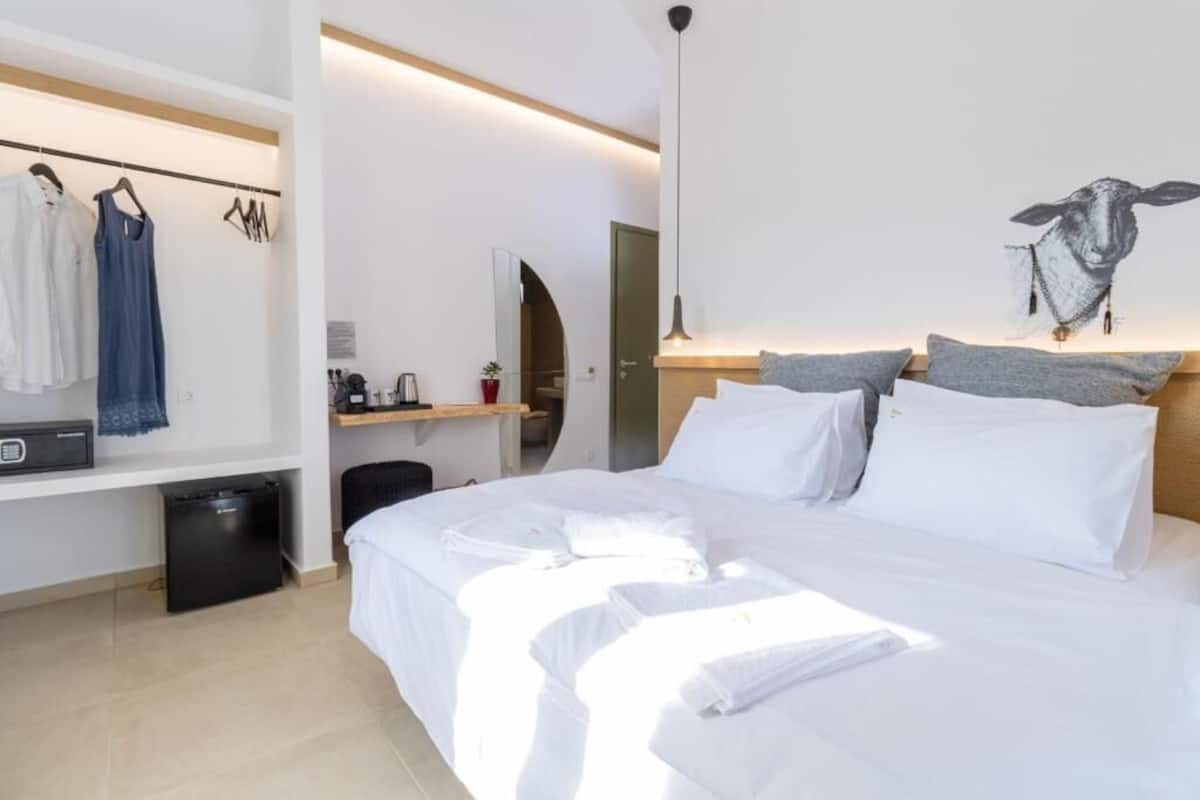 Premium bedding, in-room safe, soundproofing, WiFi (free)