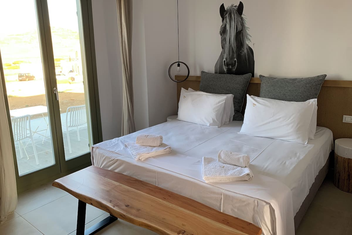 Quarto quádruplo família, vista para o jardim | Roupas de cama premium, cofres nos quartos, quartos à prova de som