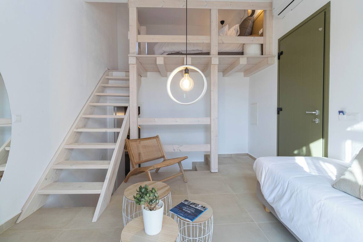 Suite Deluks, pemandangan kebun | Seprai premium, brankas, kedap suara, dan Wi-Fi gratis