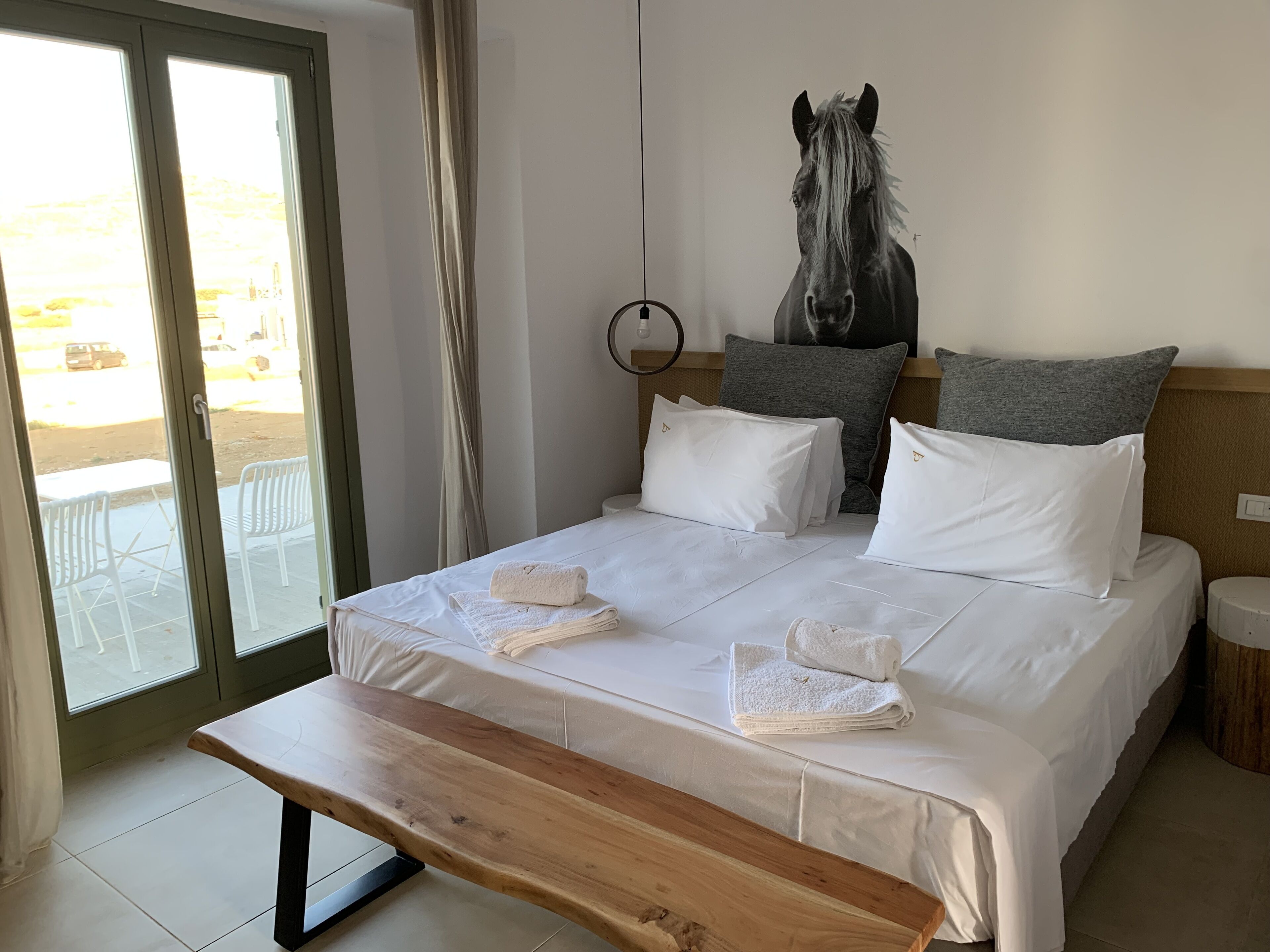 Premium bedding, in-room safe, soundproofing, free WiFi