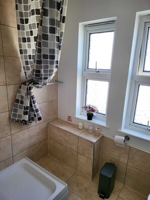 Appartement | Salle de bain | Douche, sèche-cheveux, serviettes fournies