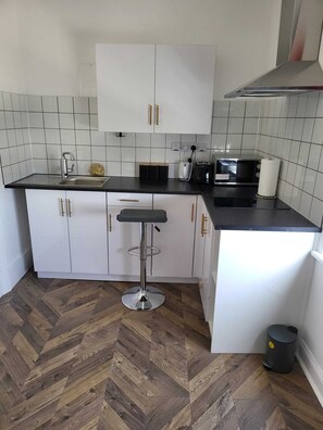 Lejlighed | Privat køkken | Køleskab, mikrobølgeovn, kogeplade, elkedel