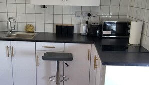 Appartement | Cuisine privée | Réfrigérateur, micro-ondes, plaque de cuisson, bouilloire électrique