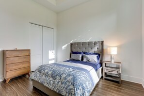 Une chambre à coucher comprenant un lit, une commode, une table de chevet et une armoire.