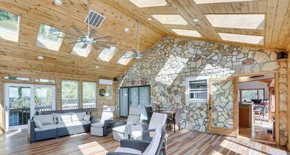 Blowing Rock Home w/ Hot Tub & Mountain-view Deck!