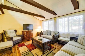 Interior - Hike, Swim, Ski & More: Home in Arrowhead Lakes! (Pocono Lake)