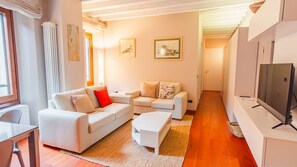 Smart TV - Old Town Alley - Two Bedroom Apartment, Sleeps 4 (Desenzano del Garda)