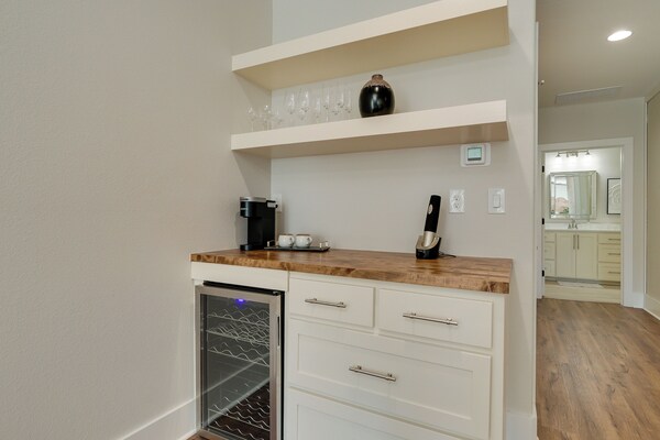 Upscale Texarkana Townhome, Walk To Downtown! - Texarkana, TX