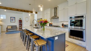 House (6 Bedrooms) | Private kitchen | Microwave, oven, stovetop, dishwasher - Luxe Park City Vacation Rental w/ Hot Tub! (Park City)