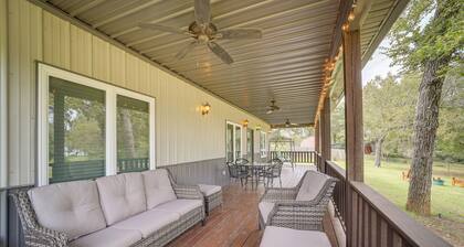 Cozy Checotah Retreat w/ Deck Near Eufaula Lake