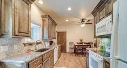 Cozy Checotah Retreat w/ Deck Near Eufaula Lake