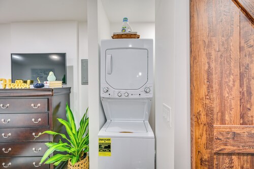 5 Mi to Salem: Furnished Patio at Danvers Studio!