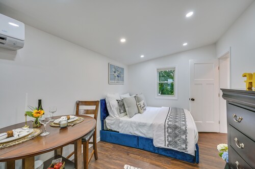 5 Mi to Salem: Furnished Patio at Danvers Studio!