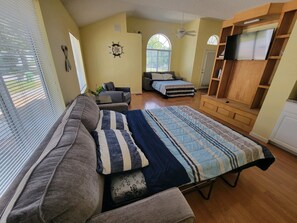 6 bedrooms, WiFi, bed sheets