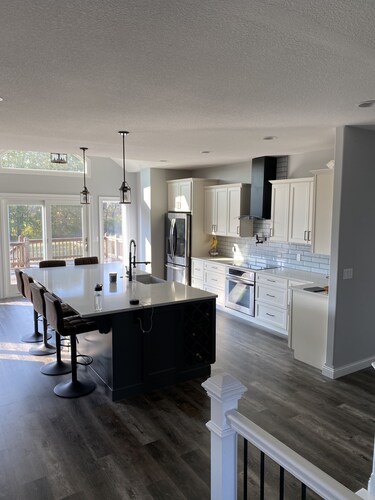 HUGE Getaway Home on 3 Acres - 10min to downtown