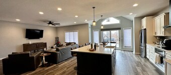 HUGE Getaway Home on 3 Acres - 10min to downtown